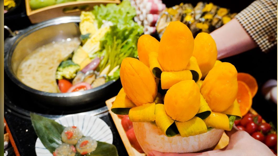 馬辣土芒果撥成「芒果花」,期間限定吃到飽。(圖/馬辣提供)