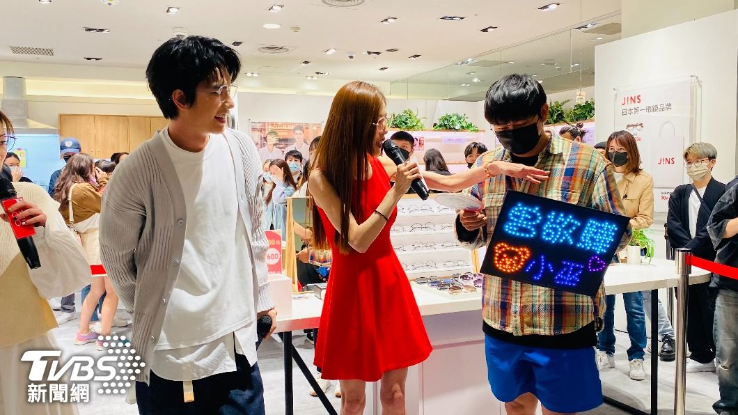 曾敬驊鐵粉小巫幸運被抽中。(圖/陳祁 攝)