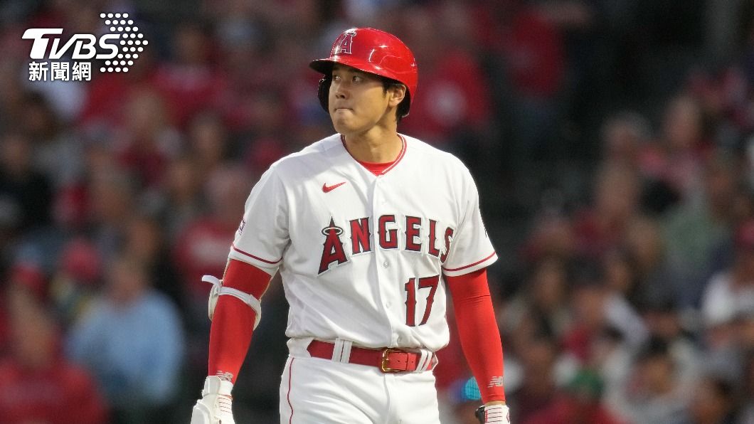 大谷翔平天使主場開幕戰前走紅毯 女球迷舉牌「求婚」