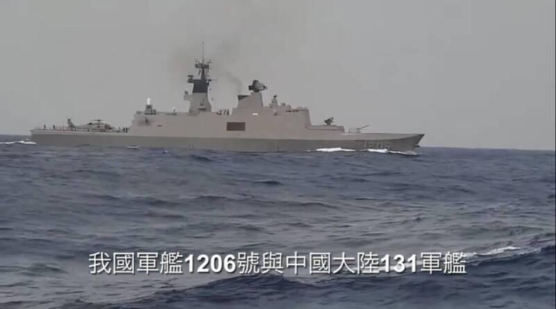 共艦與我方船艦距離拉近到3浬以內,情勢相當緊張。(圖/海委會提供)