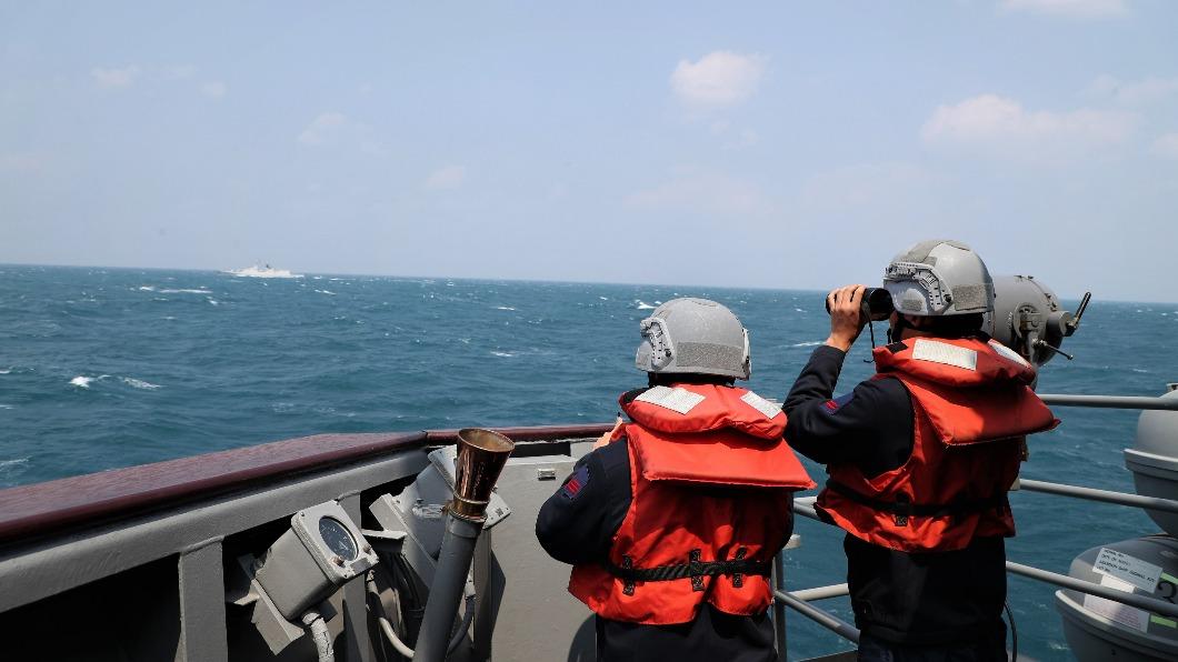 國軍張騫軍艦監控共艦馬鞍山艦。(圖/國防部提供)