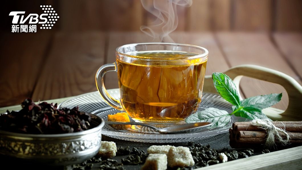 現代不少人都會喝點「養生茶」，從中獲得諸多益處。（示意圖／shutterstock達志影像）
