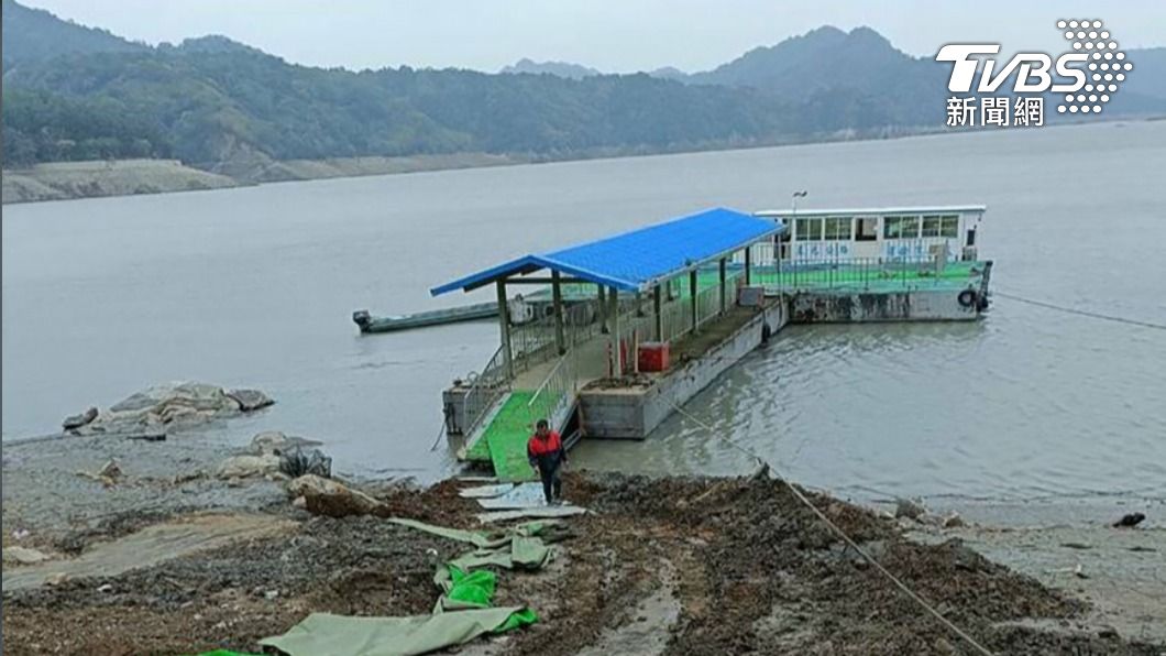 石門水庫蓄水率慘!薑母島碼頭遭爛泥包圍 下週二撤除碼頭