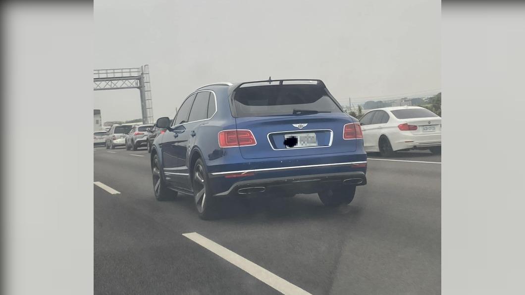 國道全塞唯獨這車「前後都沒人」 網一看秒懂:移動式豪宅