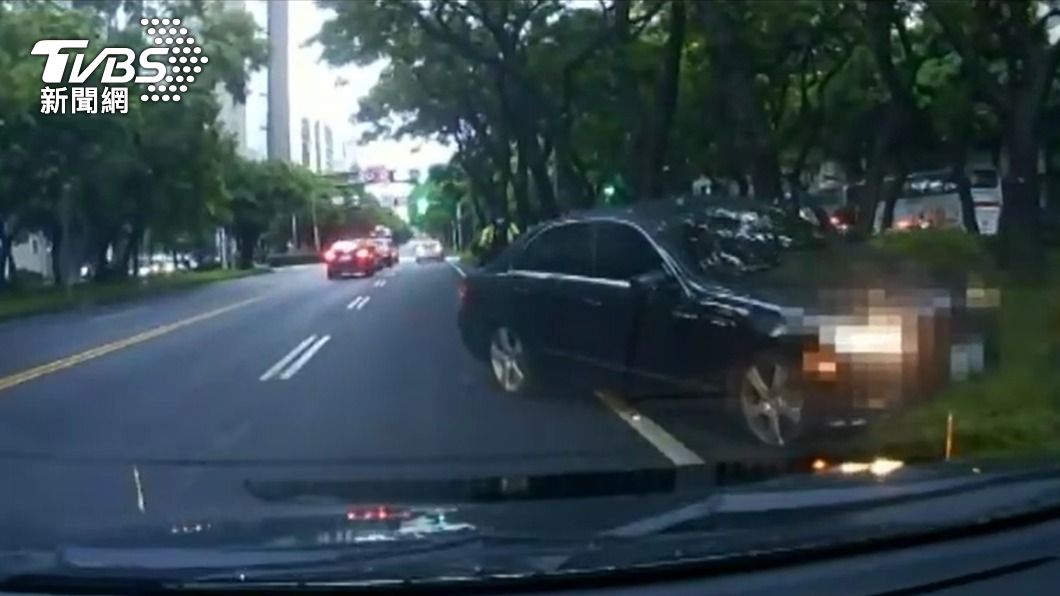 尤男酒後駕車衝上分隔島。(圖/TVBS)