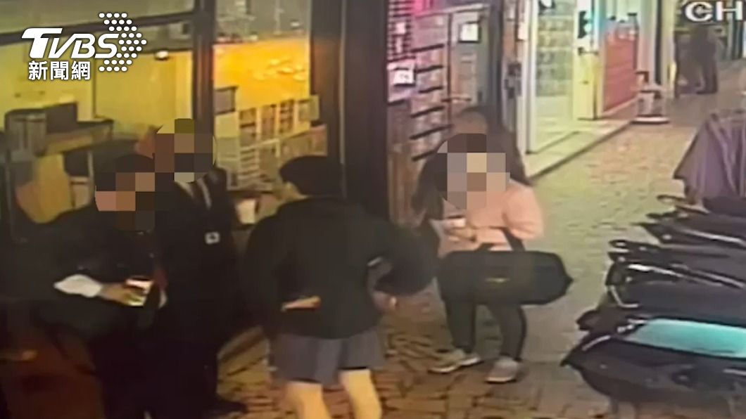 警方趁著雙方面交時逮捕假扮理專的詐團成員。(圖/TVBS)