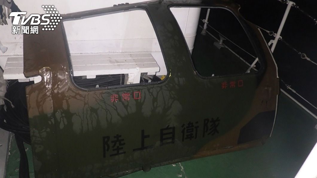 海中尋獲疑似黑鷹直升機的殘骸。(圖/達志影像美聯社)