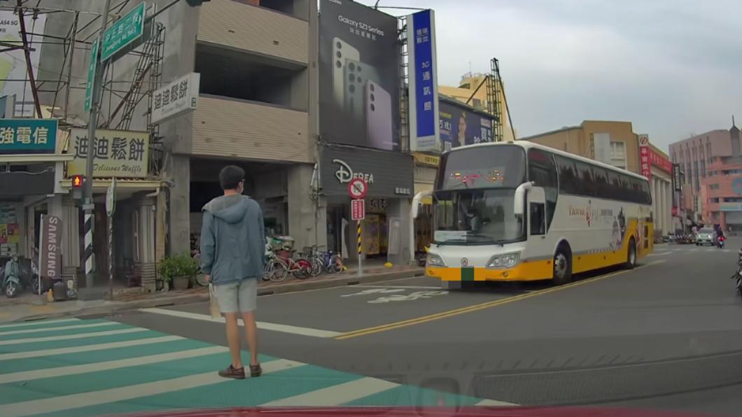 走斑馬線公車沒禮讓!男被迫路中央罰站 網:真行人地獄