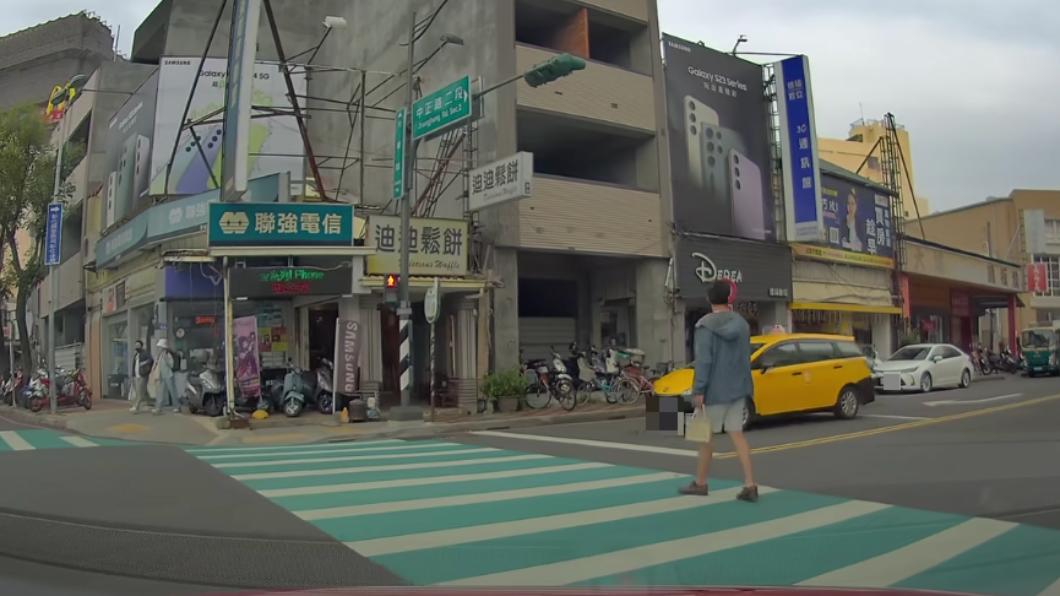 行人只好乖乖站在路中央等計程車通過。(圖/翻攝自爆廢公社二社臉書)