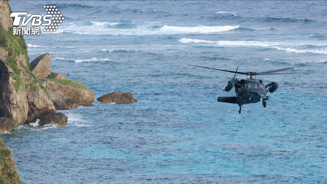 日本自衛隊持續進行海空搜救。(圖/達志影像美聯社)