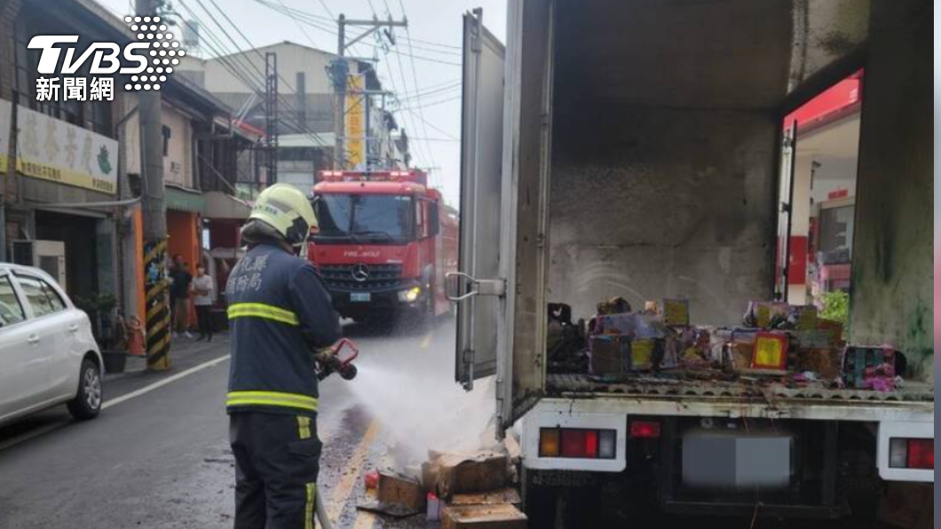 貨車載鞭炮起火爆炸!男臉、上半身灼傷 意識不清急救中