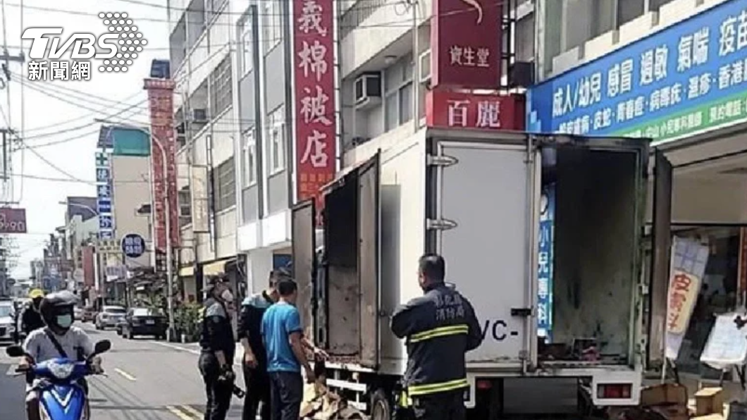 消防人員抵達後趕緊撲滅火勢。(圖/TVBS)