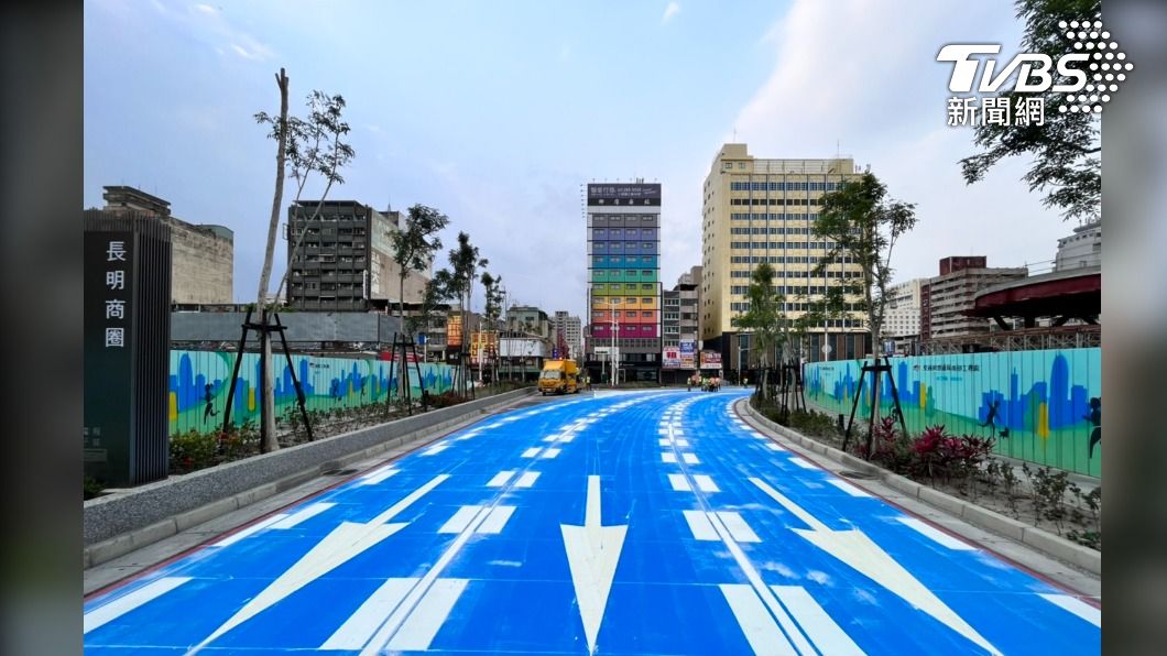 藍色道路!高雄火車站站東路彩色鋪面完工
