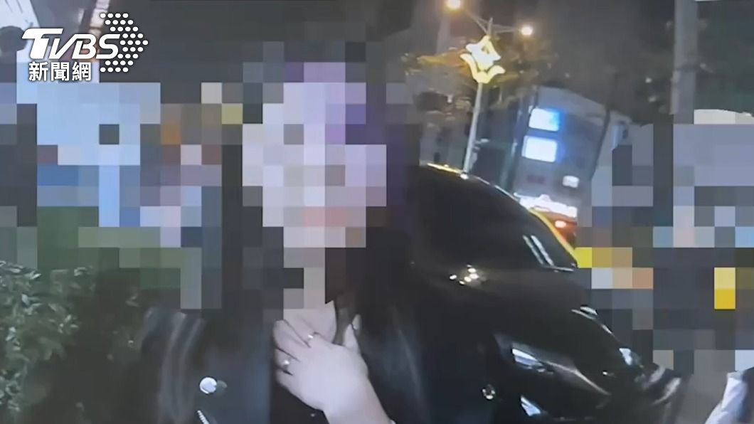 喝到斷片!正妹拿酒瓶砸保時捷還拒檢 女警霸氣押上車