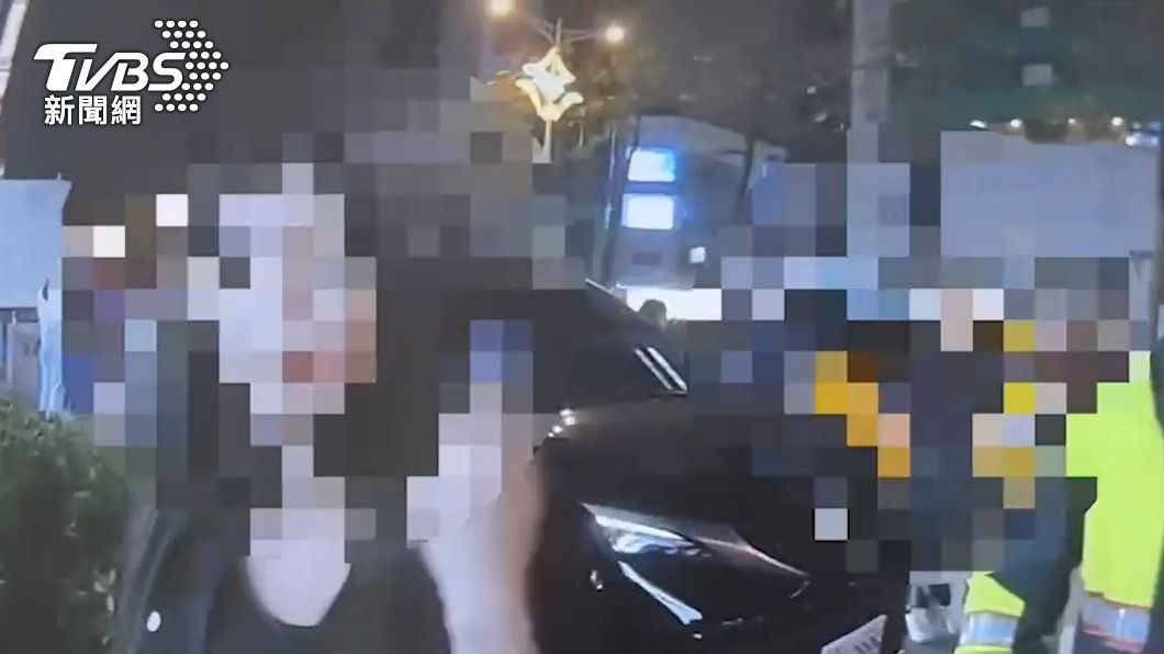 黃女拒絕盤查,還要求警員不要碰她。(圖/TVBS)