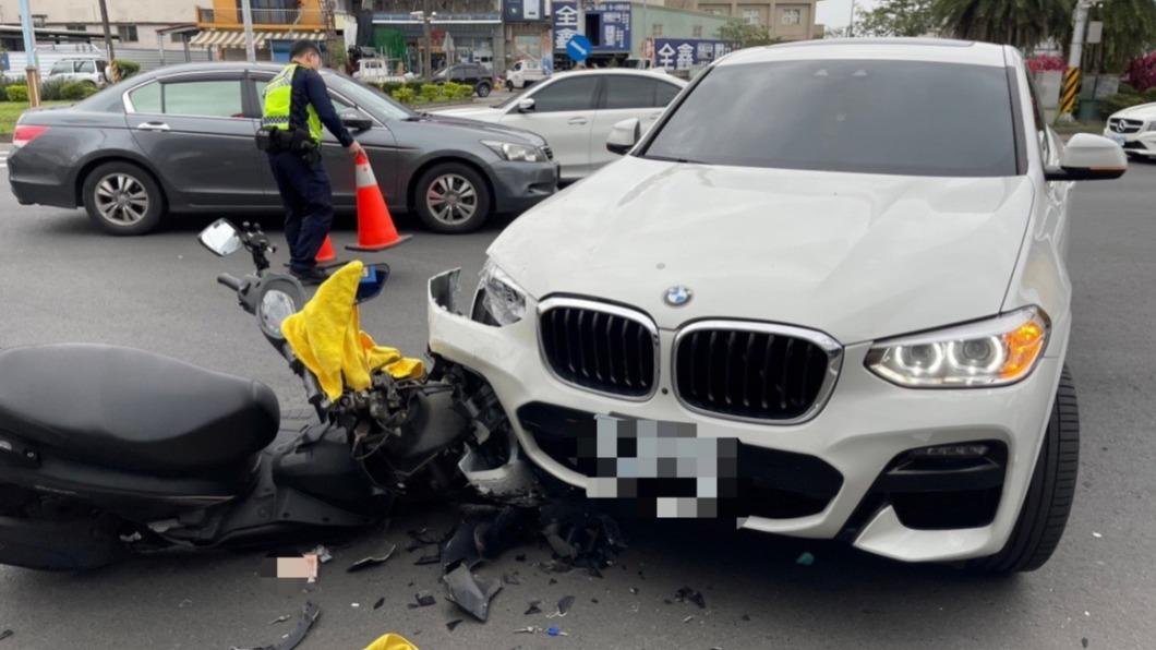 機車與休旅車車頭嚴重毀損。(圖/警方提供)