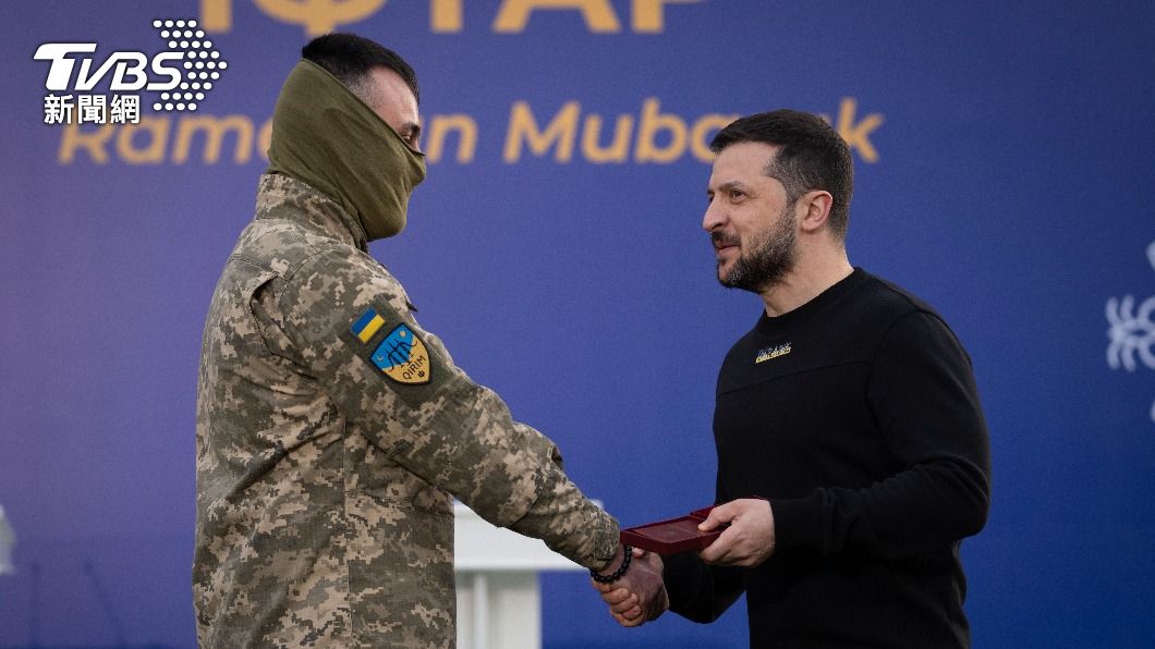 澤倫斯基與烏軍人共進開齋飯 批俄壓迫克里米亞穆斯林