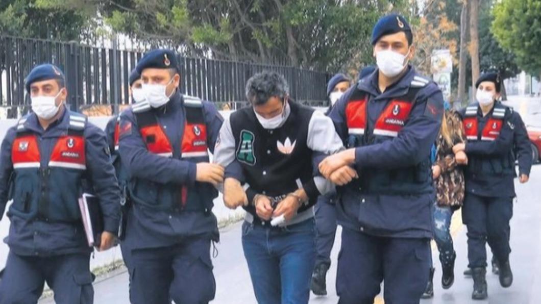 兇嫌將受害男子刺死、割去下體。(圖/翻攝自《Takvim》)