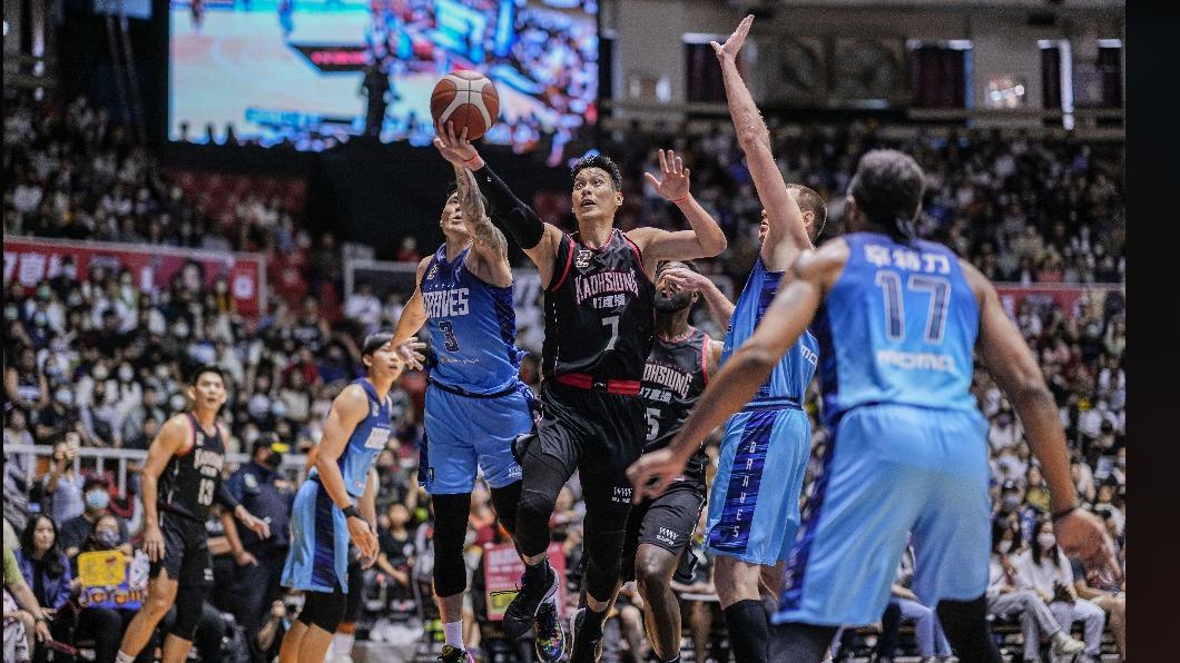 鋼鐵人險勝勇士,拉出隊史首次四連勝。(圖/球團提供)