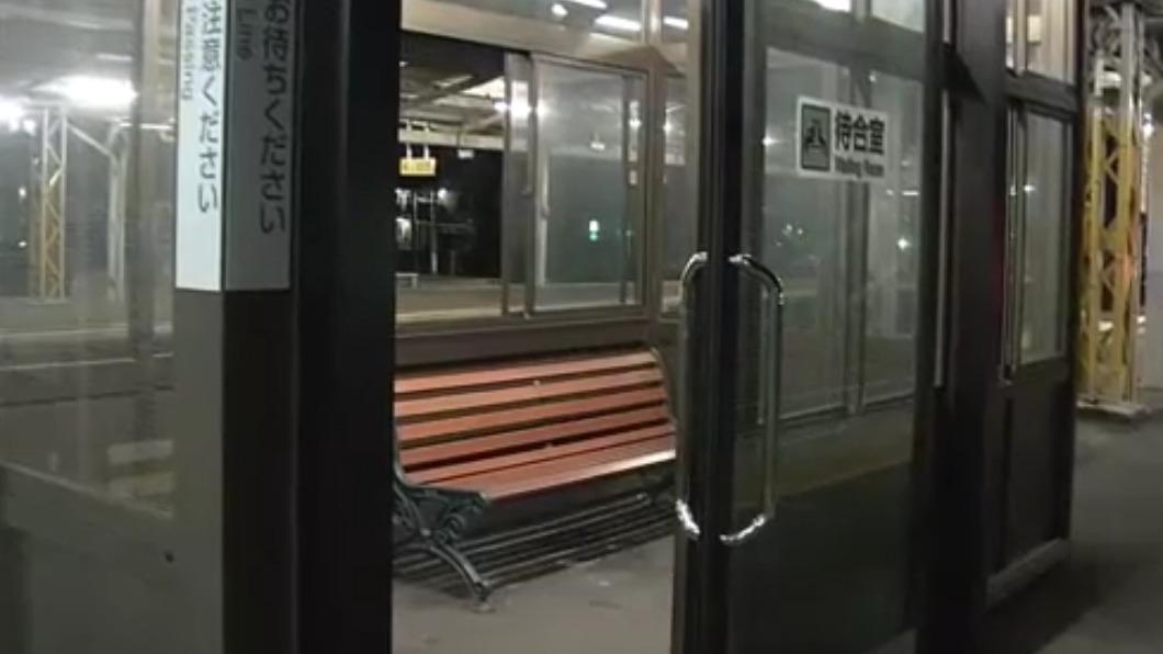 18歲女子倒卧在月台候車室,且胸上插著一把刀。(圖/翻攝自《NHK》)