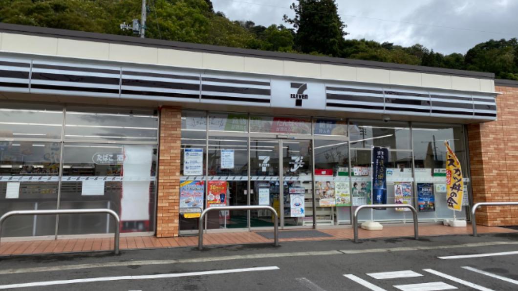 遊北海道驚見「黑白版7-11」 背後隱藏用意曝光