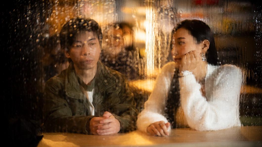 楊偉倫（左）表示此片是他演藝生涯演出最沉重的角色。右為飾演他表姊的莊韻澄。（圖／衛視提供）