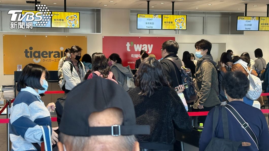 虎航包機座位全滿是144人,全日空開了4個櫃檯接待。(圖/葉韋辰攝)