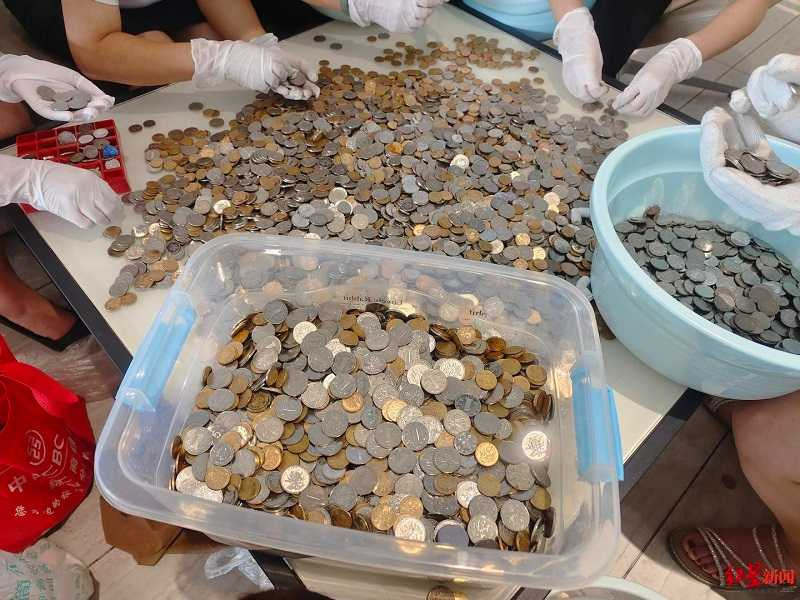總共4萬多枚硬幣。(圖/翻攝自九派新聞)
