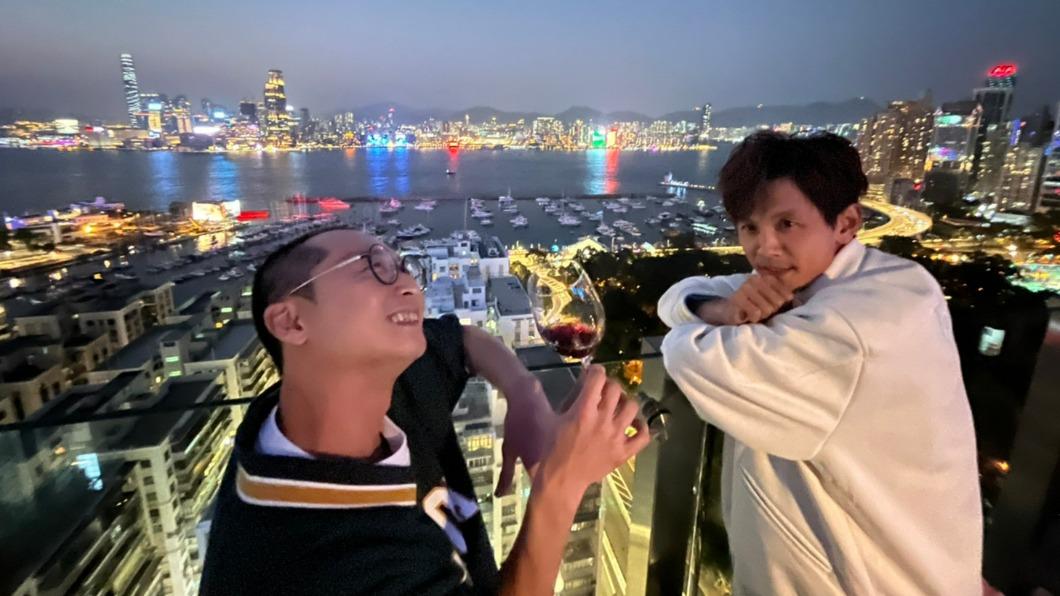 浩子(左)和阿翔去員工旅遊。(圖/鬧著玩提供)