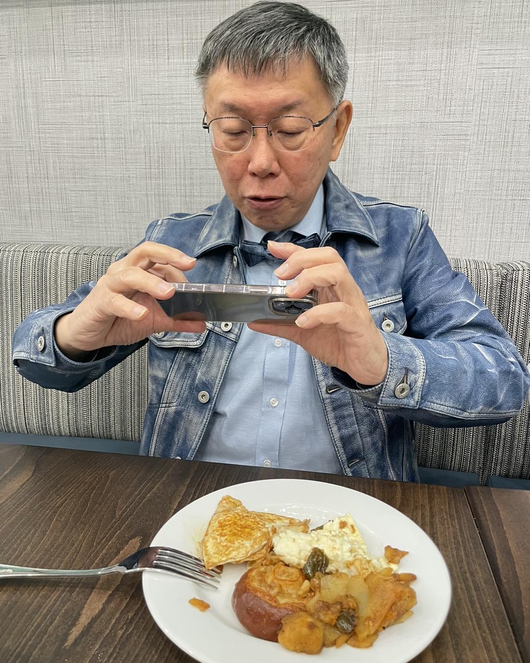 柯文哲赴美國的第一頓早餐,「看到荷包蛋,覺得非常感動」。(圖/翻攝自柯文哲臉書)