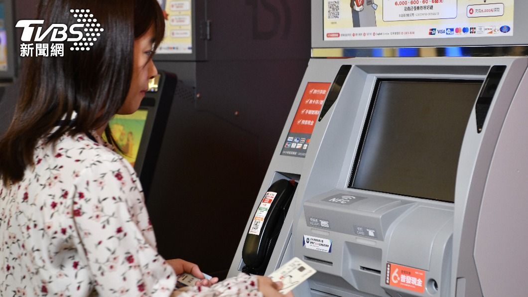 今日截至中午12時,已有超過41萬人ATM領現。(圖/胡瑞麒攝)