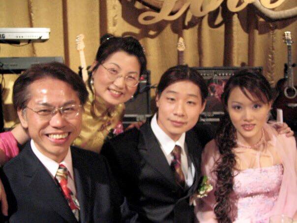 李坤城（左）曾經擔任閃靈Freddy（右二）與Doris婚禮主婚人。（圖／翻攝自李坤城臉書）