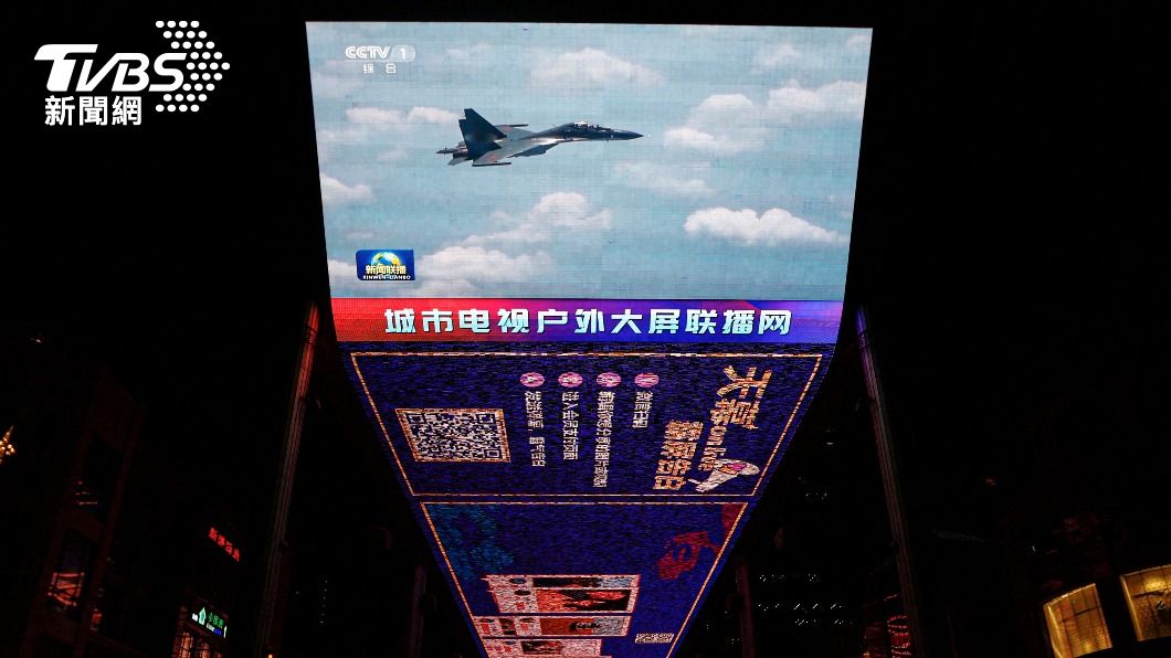 北京街頭電視牆播放軍演畫面。（圖／達志影像路透社）