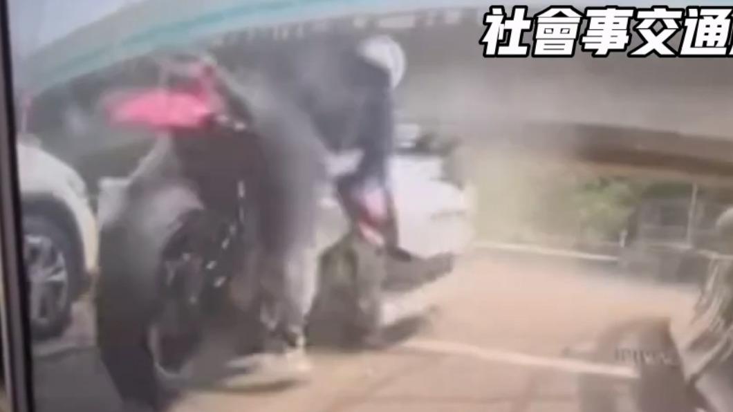 騎士整個人被撞彈飛。（圖／翻攝社會事交通版）
