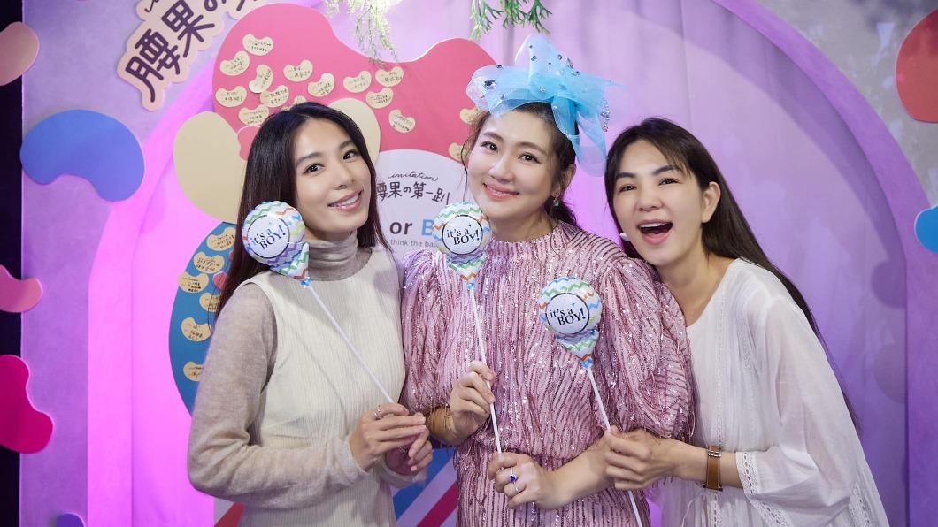 Hebe(左)和Ella(右)日前出席Selina為肚中寶寶舉辦的派對。(圖/翻攝自Selina臉書)