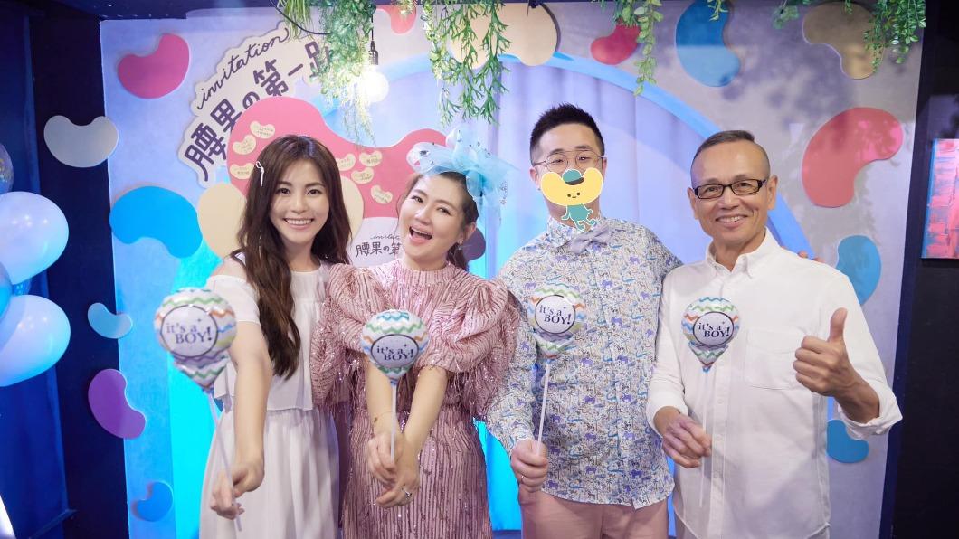Selina（左二）開心分享家庭合照，依舊以貼圖遮住小徐長相。（右二）