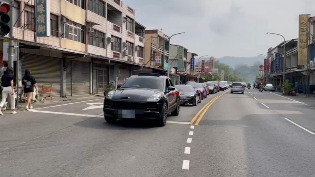 百輛跑車迎娶。(圖/民眾提供)