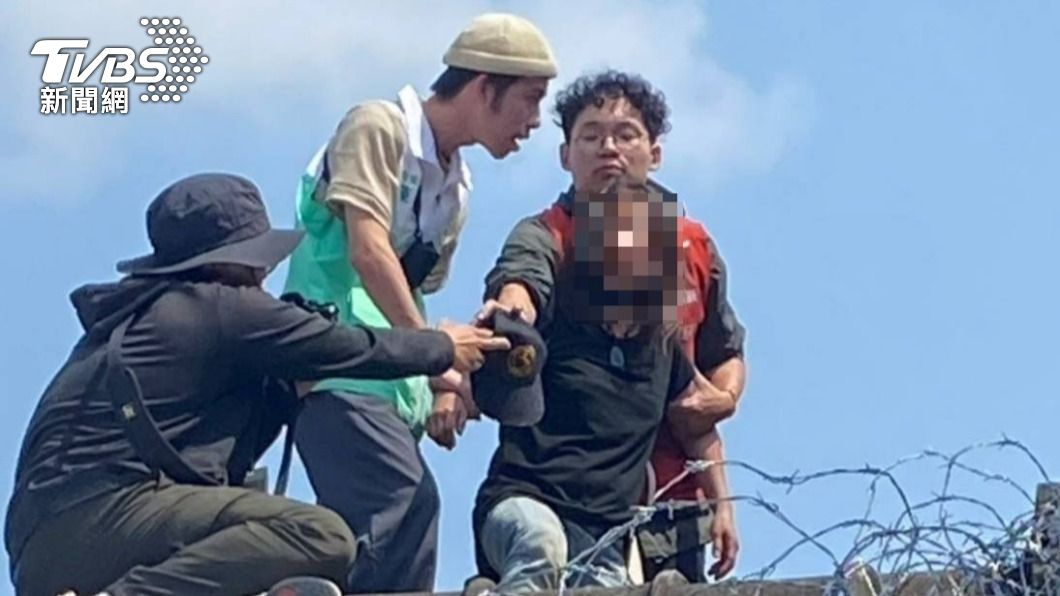 林會長站上屋頂誓死抵抗。（圖／TVBS）