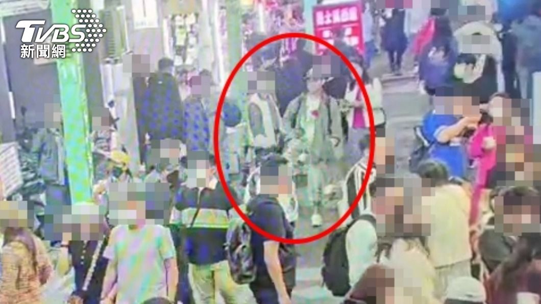 踹一下沒倒補踹第二腳!酒醉男襲擊警機車 嗆擋路遭送辦