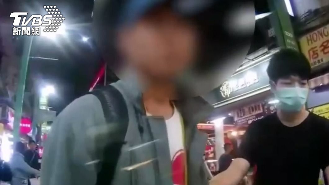 踹車男當場被員警攔下。（圖／TVBS）