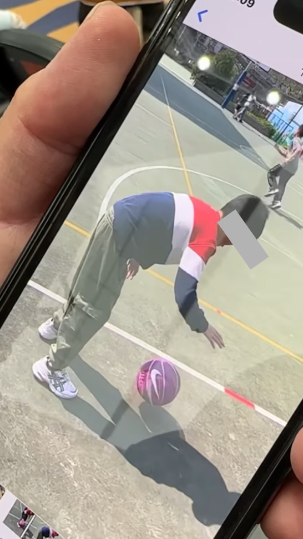 換換爸分享的影片中，換換已經學會運球。 （圖／翻攝自陳建州臉書）