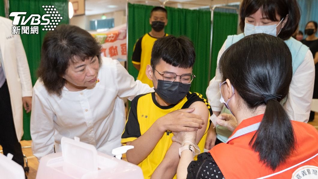 嘉義市領先全國,獨步提供國中男生也可以免費施打HPV 9價疫苗,預估今年將有1500名男生受惠。(圖/嘉義市政府提供)