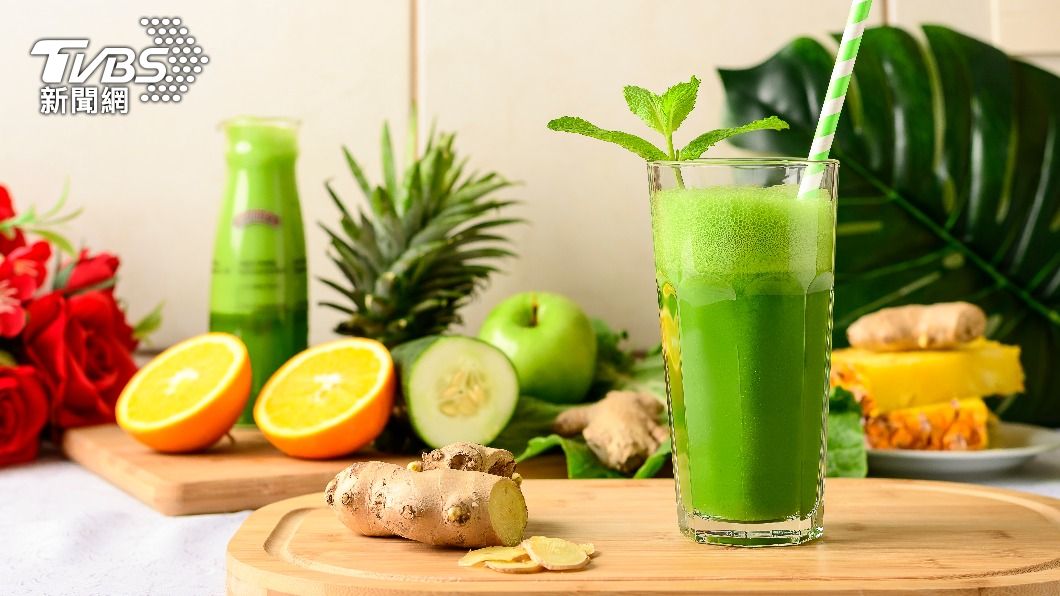 原PO表示男友每天打一杯「綠豆湯+三色豆混蒜頭和香菜」給她喝。(示意圖/shutterstock達志影像)