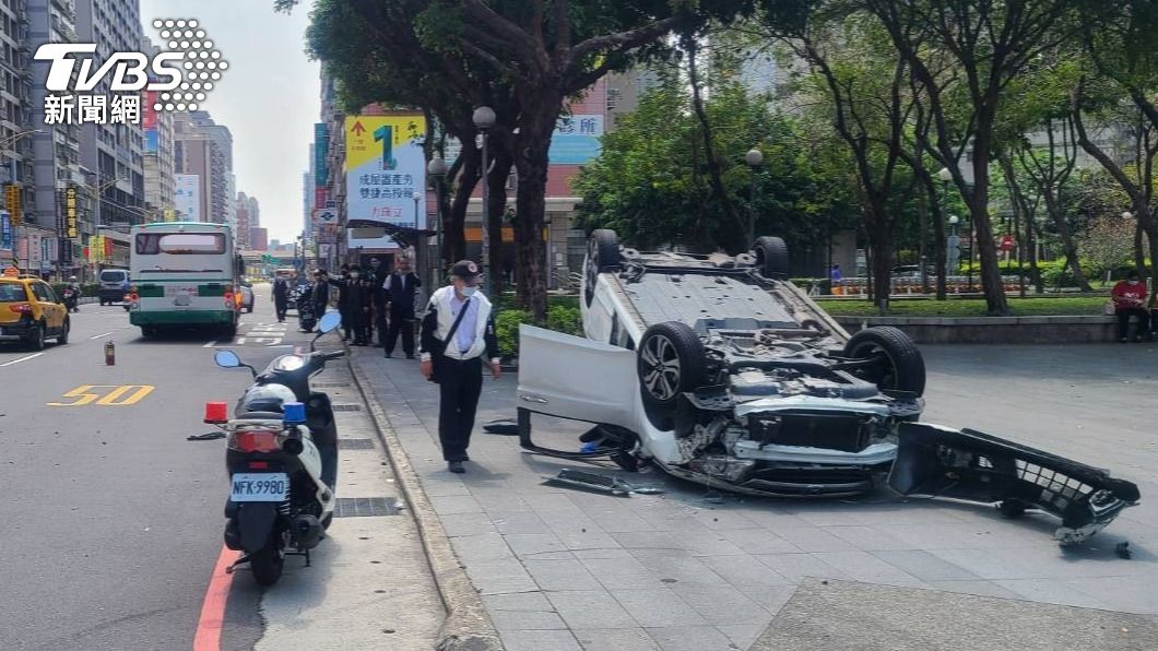 無照駕車又未禮讓！轎車猛撞直行公車「飛轉一圈烏龜翻」