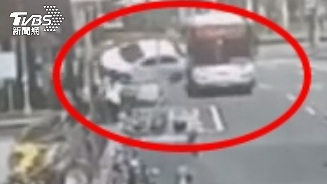 轎車因衝擊力旋轉翻覆。（圖／TVBS）
