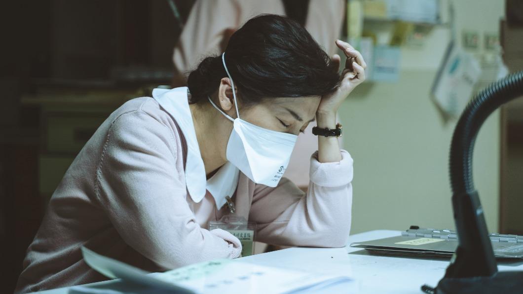王彩樺劇中不幸染疫發高燒，卻依舊死守崗位。（圖／公視提供）
