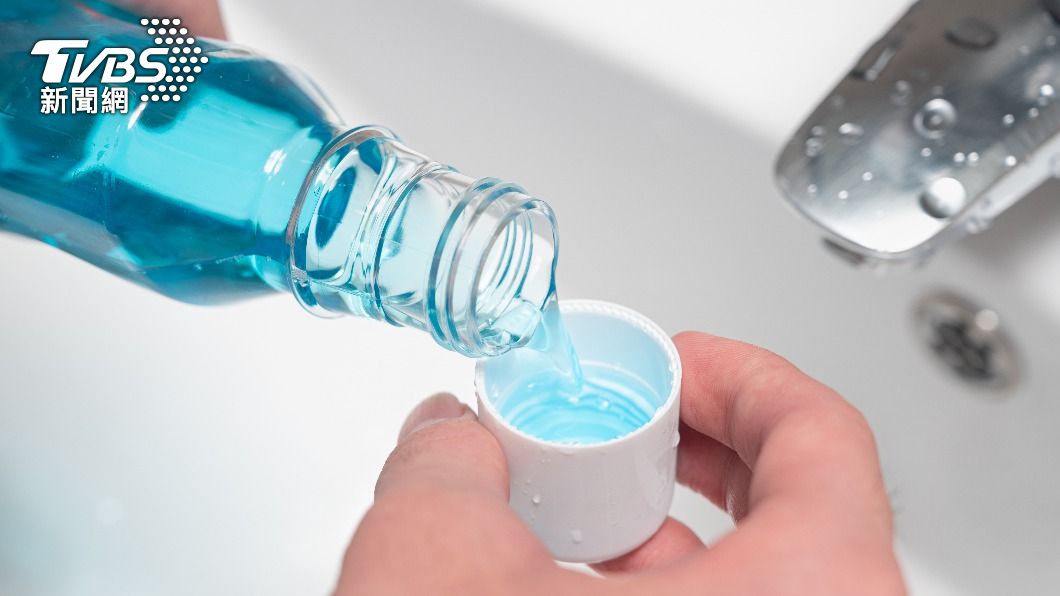 飯後可以先用漱口水做初步的口腔清潔。(示意圖/Shutterstock達志影像)