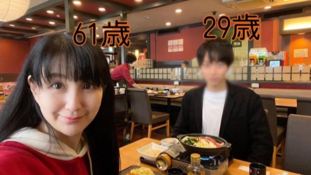 兩人就像小情侶一樣,不時吃美食、旅遊。(圖/翻攝自IG)