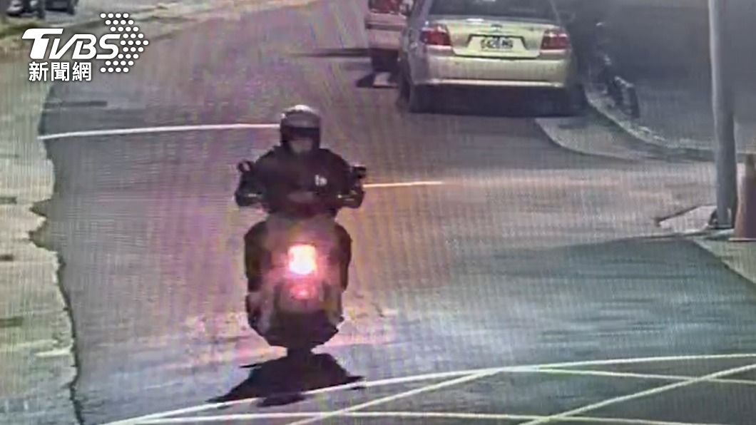 疑似犯嫌的男子騎機車逃離現場。(圖/TVBS)