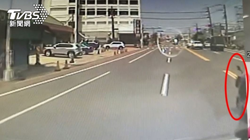 救護車一路閃，阿婆繼續切。（圖／TVBS）